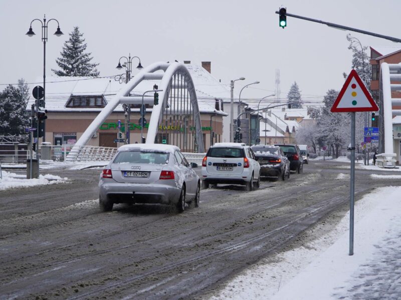 șapte utilaje împrăștie sare pe străzile din sibiu - primăria: „s-a intervenit pe artere principale și pe drumuri în pantă”