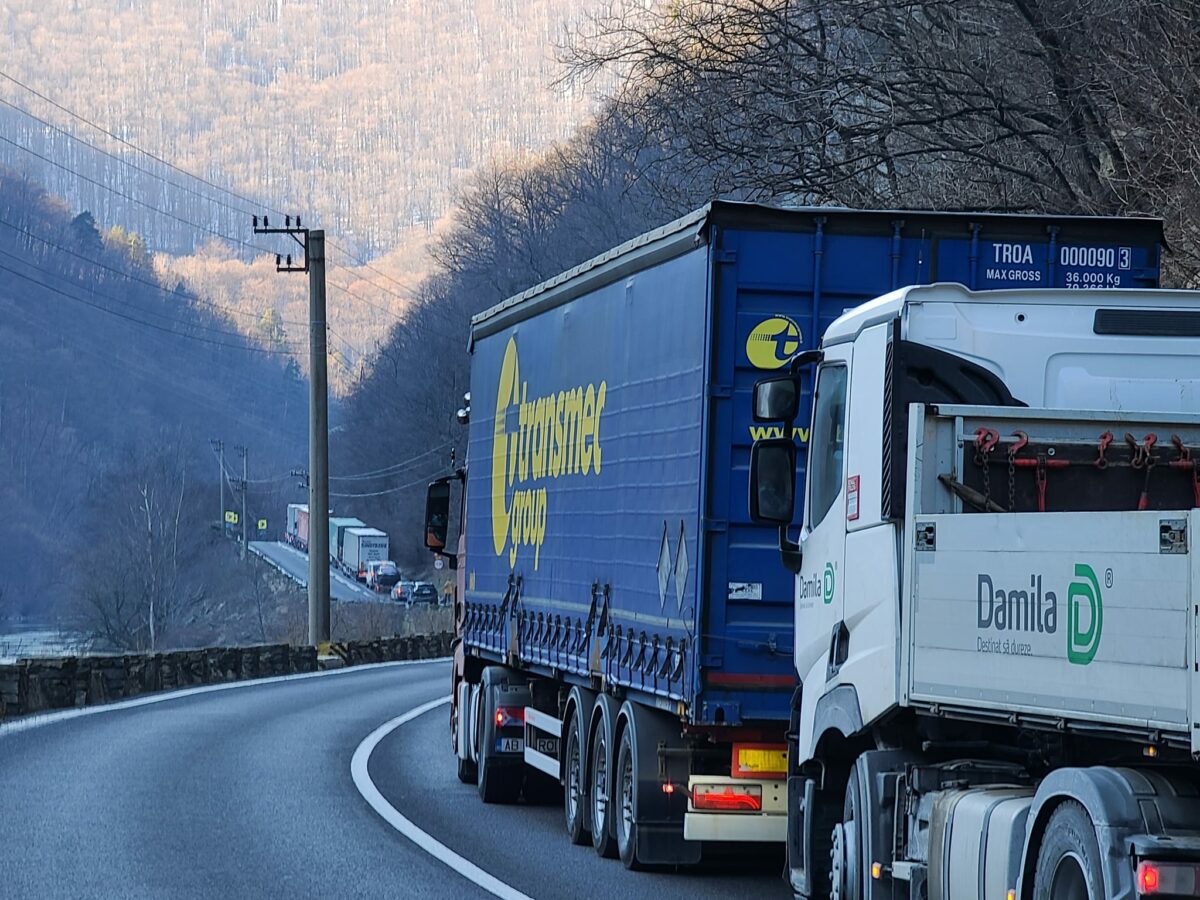 Trafic îngreunat luni pe Valea Oltului. Se curăță șanțurile în zona Câineni