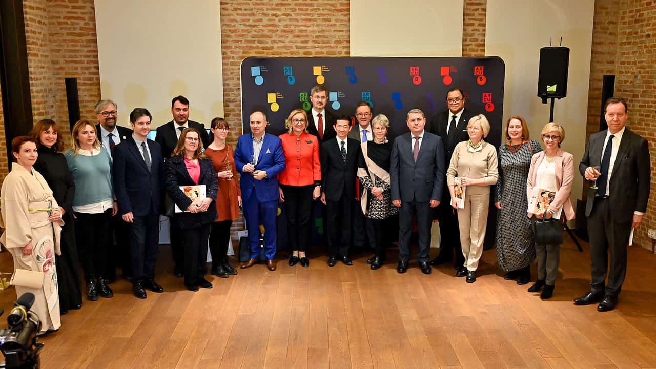 ziua japoniei sărbătorită de muzeul brukenthal printr-o expoziție de stampe - au luat parte 30 de ambasadori