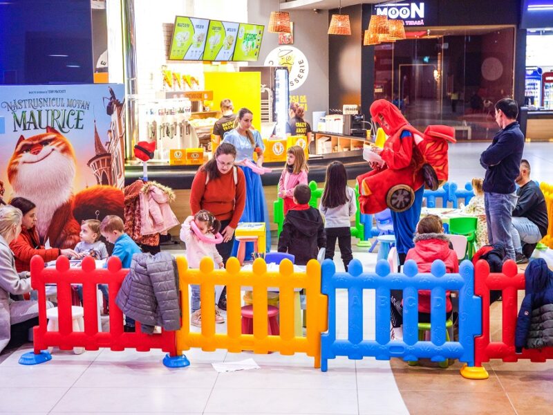 Copiii sunt invitați să descopere lumea magică a atelierelor creative de iarnă la Shopping City Sibiu: desene mișcătoare, decorațiuni pe mănuși și căciuli și petrecere cu Hello Kitty