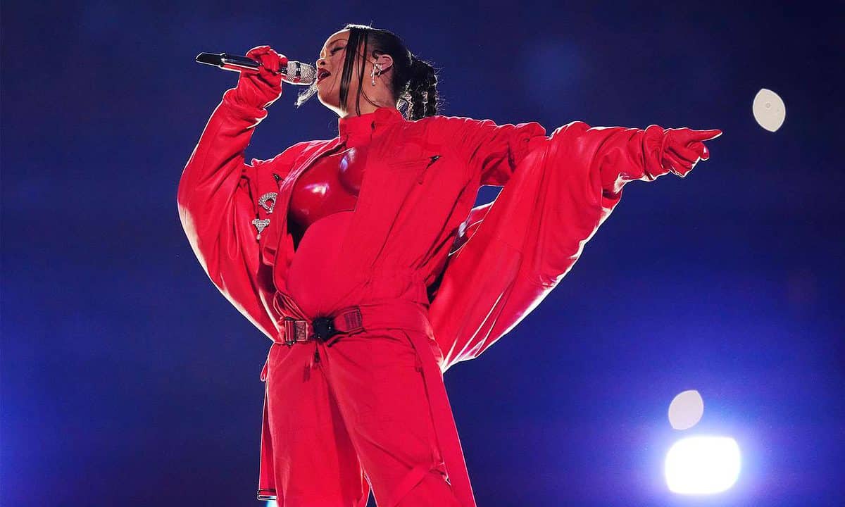 foto rihanna din nou pe scena super bowl - artista este însărcinată