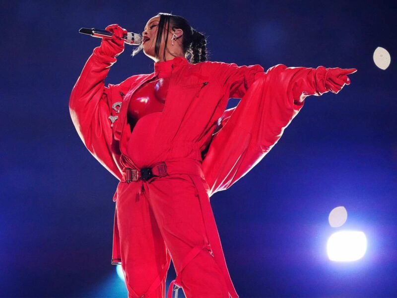 foto rihanna din nou pe scena super bowl - artista este însărcinată