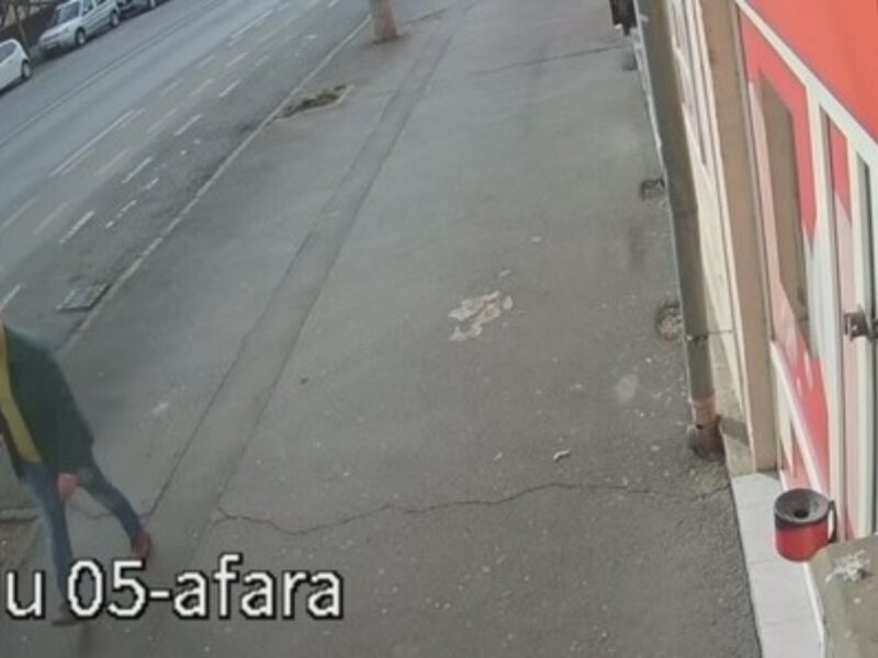 adolescent bătut într-o stație de autobuz din sibiu - polițiștii cer ajutorul sibienilor pentru a-l identifica pe agresor