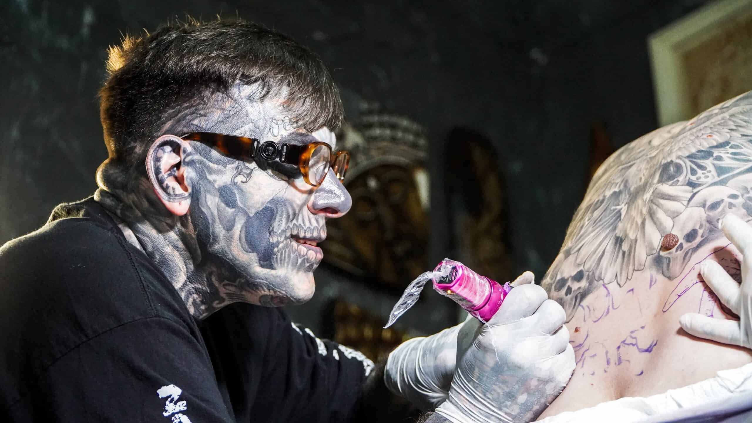 foto video starul celebrei emisiuni „inked”, în vizită la sibiu - joe smith: „îmi place transilvania. cu siguranță mă voi întoarce!”