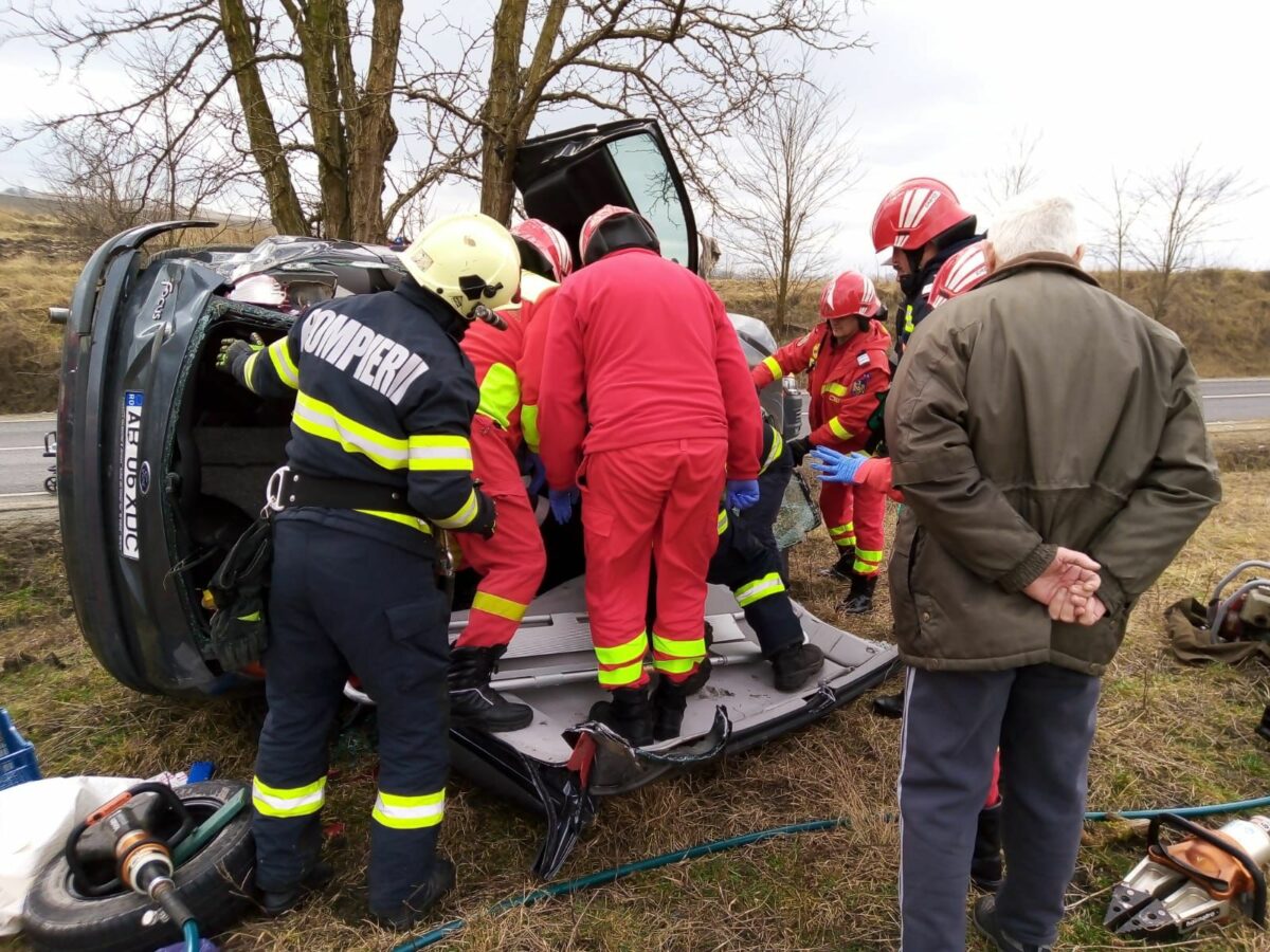 UPDATE Accident grav pe DN 14 lângă Mediaș - Femeie inconștientă încarcerată