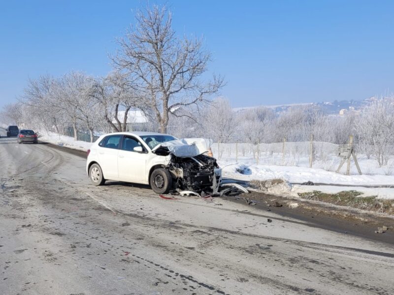 FOTO: Accident în lanț pe Dealul Dăii - Șofer transportat la spital