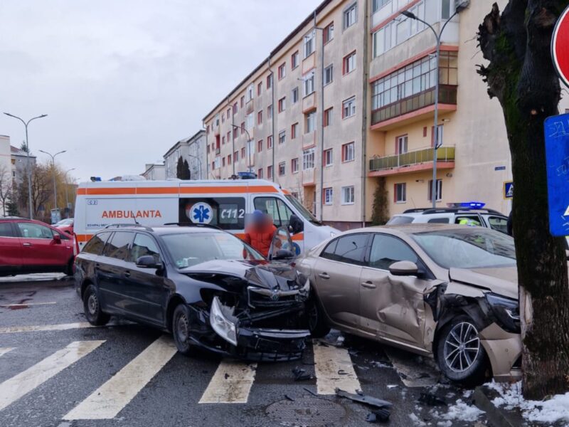 foto: accident într-o intersecție din sibiu - femeie însărcinată, dusă la spital