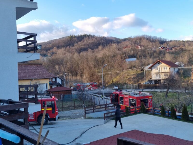 FOTO: Incendiu la o pensiune din Călimănești - Nu erau turiști cazați