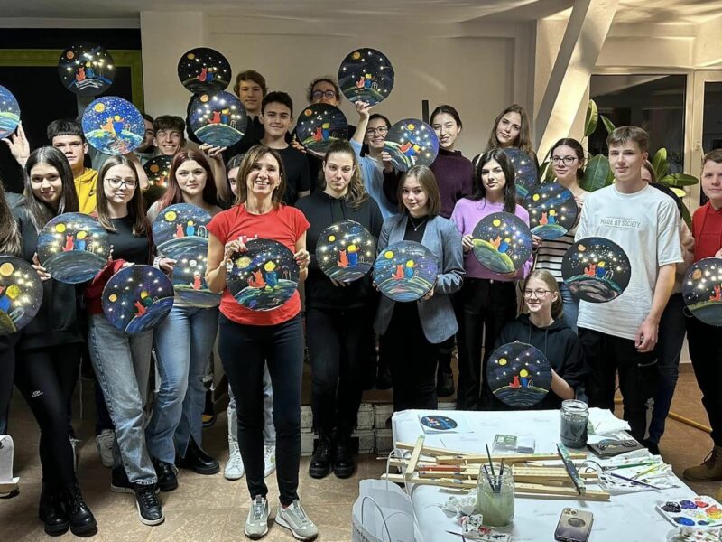 FOTO: Carmen Iohannis și-a dus elevii la un atelier de pictură 