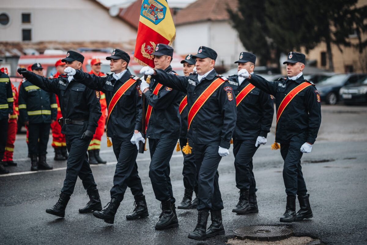 foto: ceremonie la isu sibiu – șaizeci de pompieri au depus jurământul