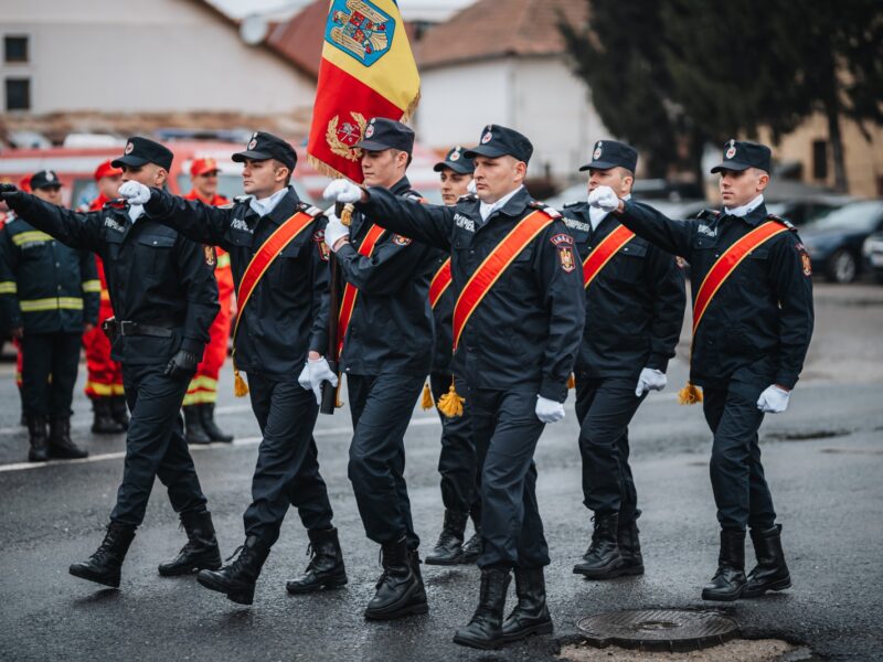 FOTO: Ceremonie la ISU Sibiu – Șaizeci de pompieri au depus jurământul