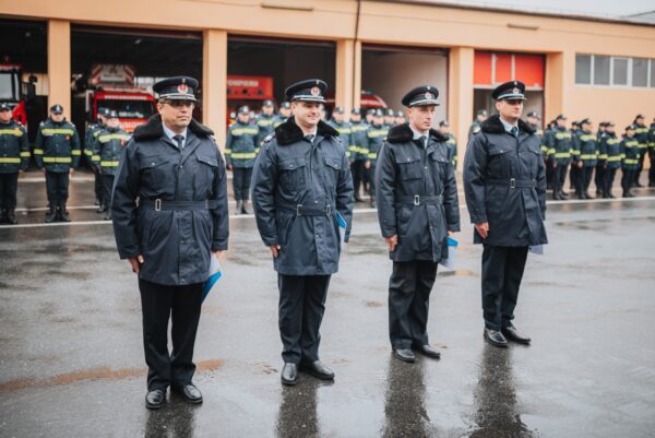 foto: ceremonie la isu sibiu – șaizeci de pompieri au depus jurământul