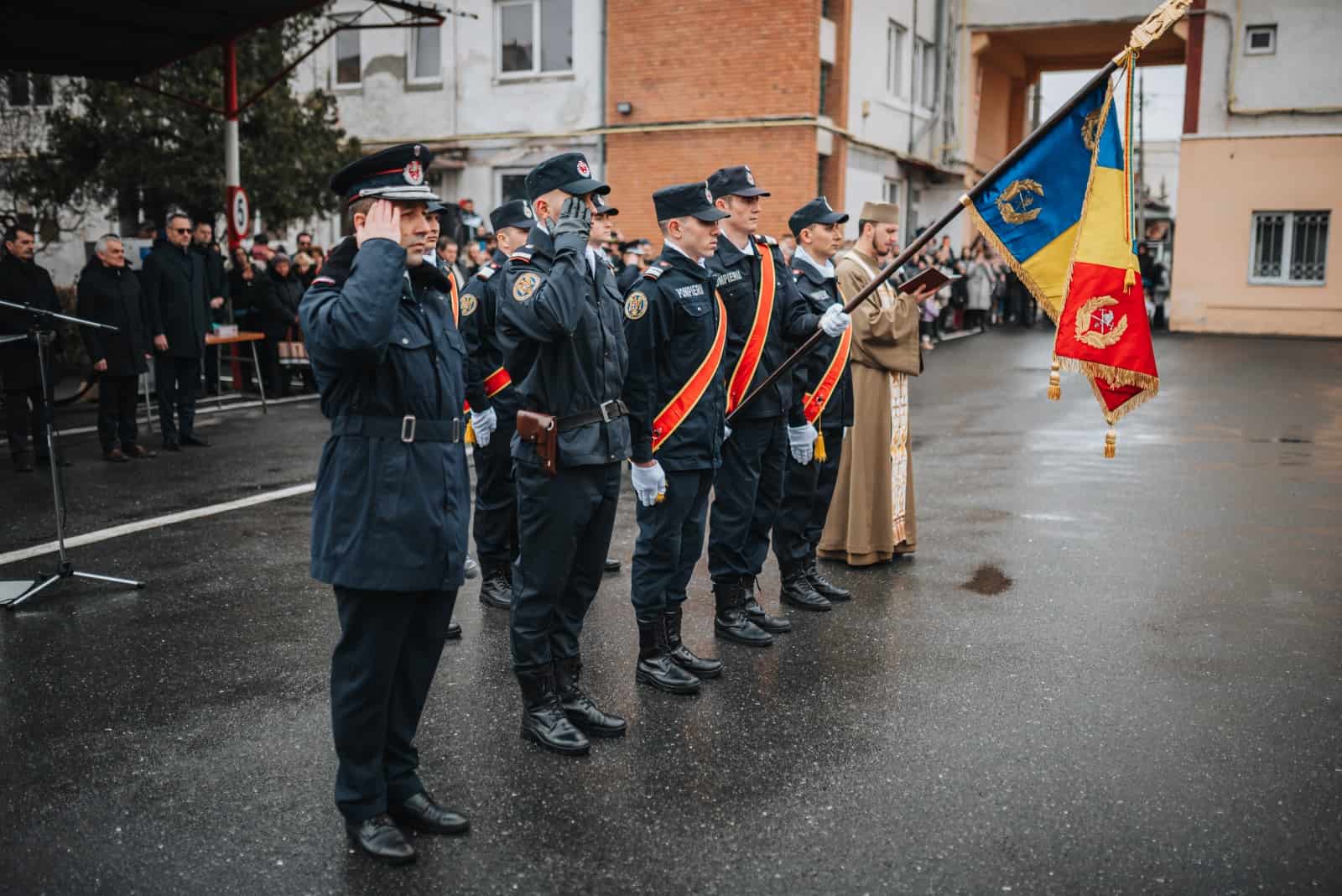 foto: ceremonie la isu sibiu – șaizeci de pompieri au depus jurământul