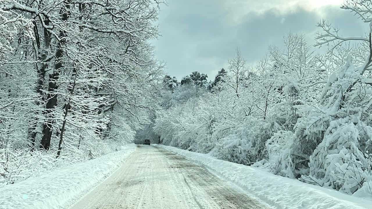video foto: drumuri înzăpezite în cisnădie, cisnădioara și jina - sibienii sunt revoltați: „nu au intrat cu plugul”