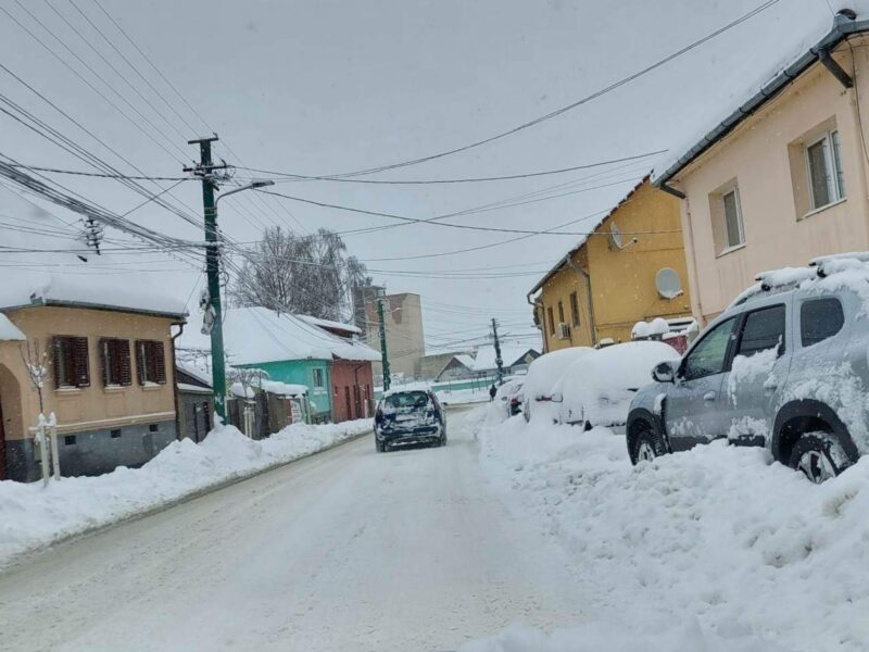 VIDEO FOTO: Drumuri înzăpezite în Cisnădie, Cisnădioara și Jina - Sibienii sunt revoltați: „Nu au intrat cu plugul”