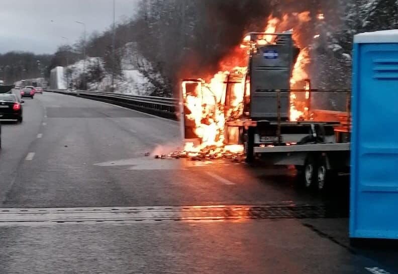 FOTO Incendiu pe A1, pe sensul Sibiu - Deva - A luat foc un camion