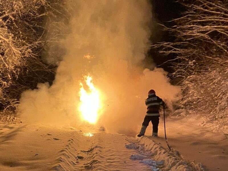 incendiu în amnaș - a luat foc o mașină