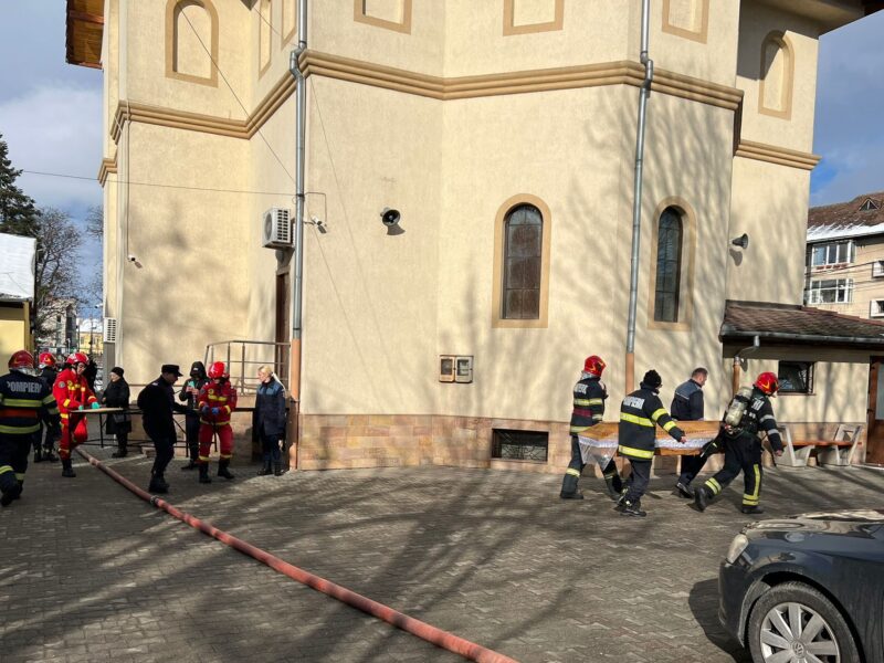 FOTO: Incendiu la capela de pe Constituției - Sicriele, scoase afară de pompieri