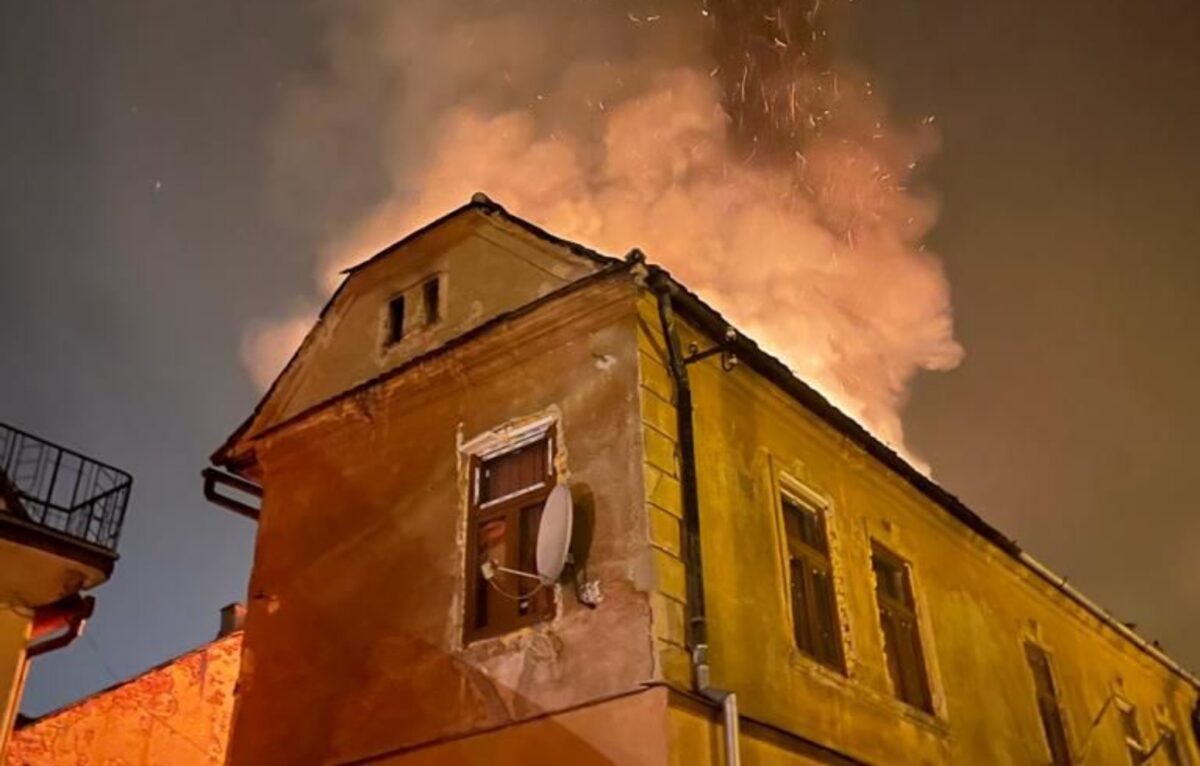 foto: casă din mediaș, distrusă într-un incendiu - trei ore s-au luptat pompierii cu flăcările