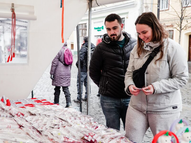 FOTO VIDEO A început “parada” mărțișoarelor în centrul Sibiului - Prețuri accesibile pentru toată lumea - „Venim tocmai din Germania pentru asta”