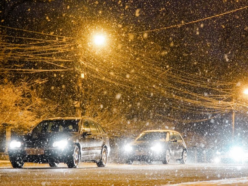 video foto: se circulă în condiții de iarnă la sibiu - drumul spre păltiniș, acoperit cu zăpadă