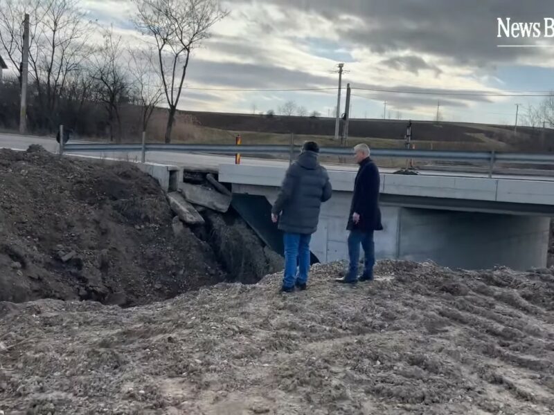 VIDEO Se întamplă în România - Hoții au furat intr-o noapte un pod format din tuburi de beton