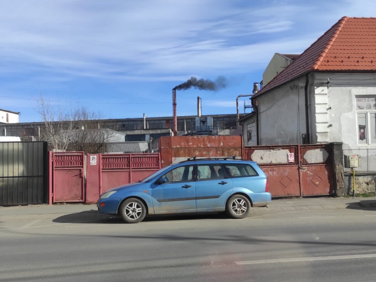 foto: poluare în cartierul terezian din sibiu - funingine pe mașini și în locuințe - polițiștii au deschis un dosar penal