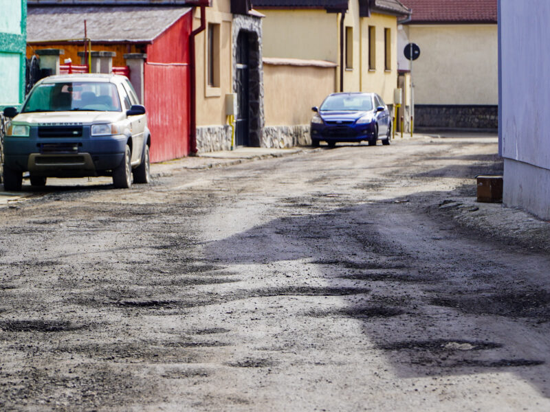 strada din sibiu care arată mai rău ca după un război - locatar: "doar cu promisiunile am rămas"