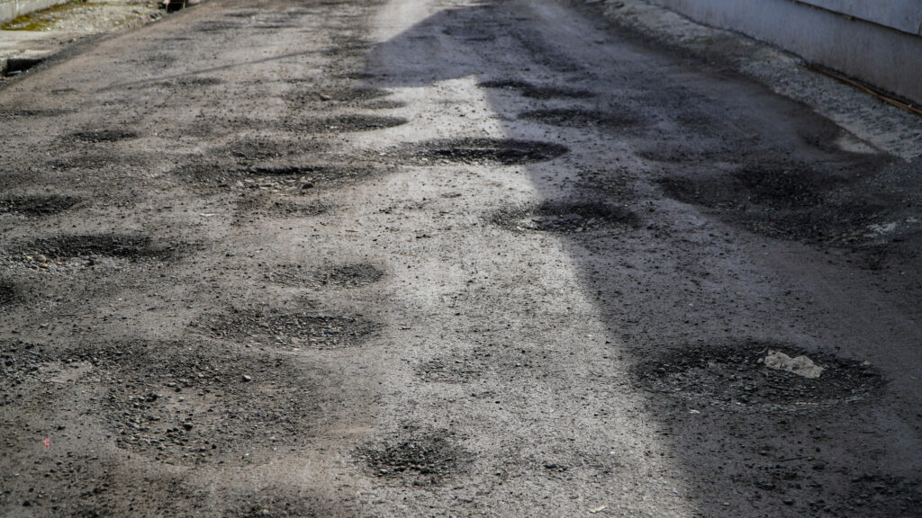 strada din sibiu care arată mai rău ca după un război - locatar: "doar cu promisiunile am rămas"