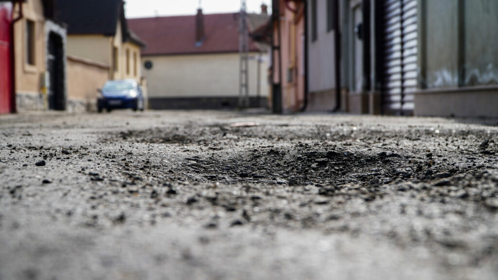 strada din sibiu care arată mai rău ca după un război - locatar: "doar cu promisiunile am rămas"