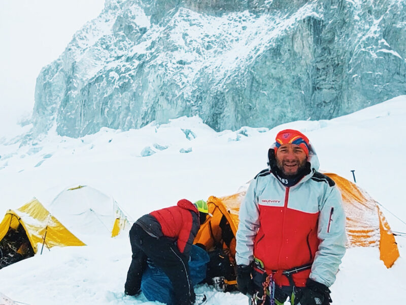 Documentar inedit realizat de doi sibieni - Expediția alpinistului Teodor Tulpan pe Vârful Kangchenjunga se vede la cinema în Sibiu