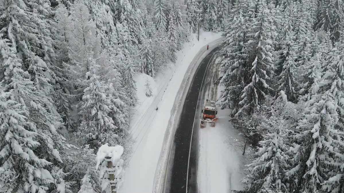 VIDEO - Ninge abundent pe Transfăgărășan - Zăpada măsoara peste 1,5 metri