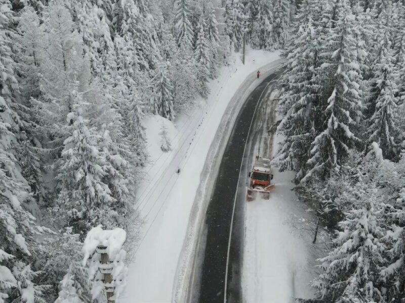 VIDEO - Ninge abundent pe Transfăgărășan - Zăpada măsoara peste 1,5 metri