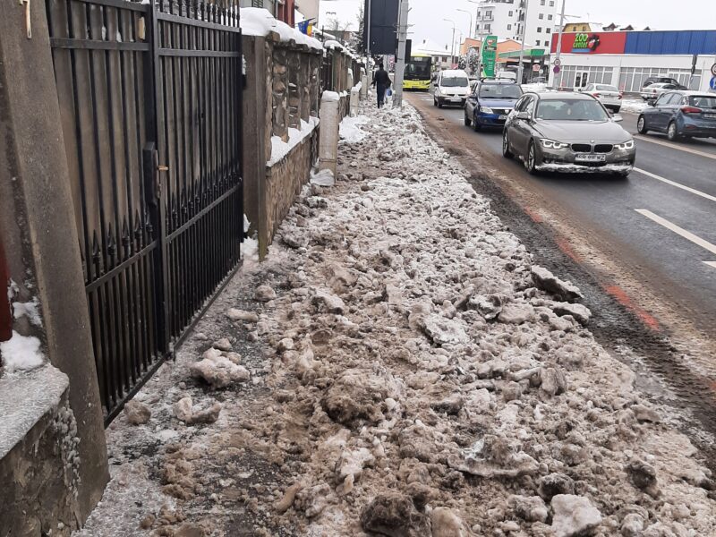 foto video trotuare impracticabile și porți blocate din cauza deszăpezirii făcute de soma la sibiu - oamenii sunt revoltați