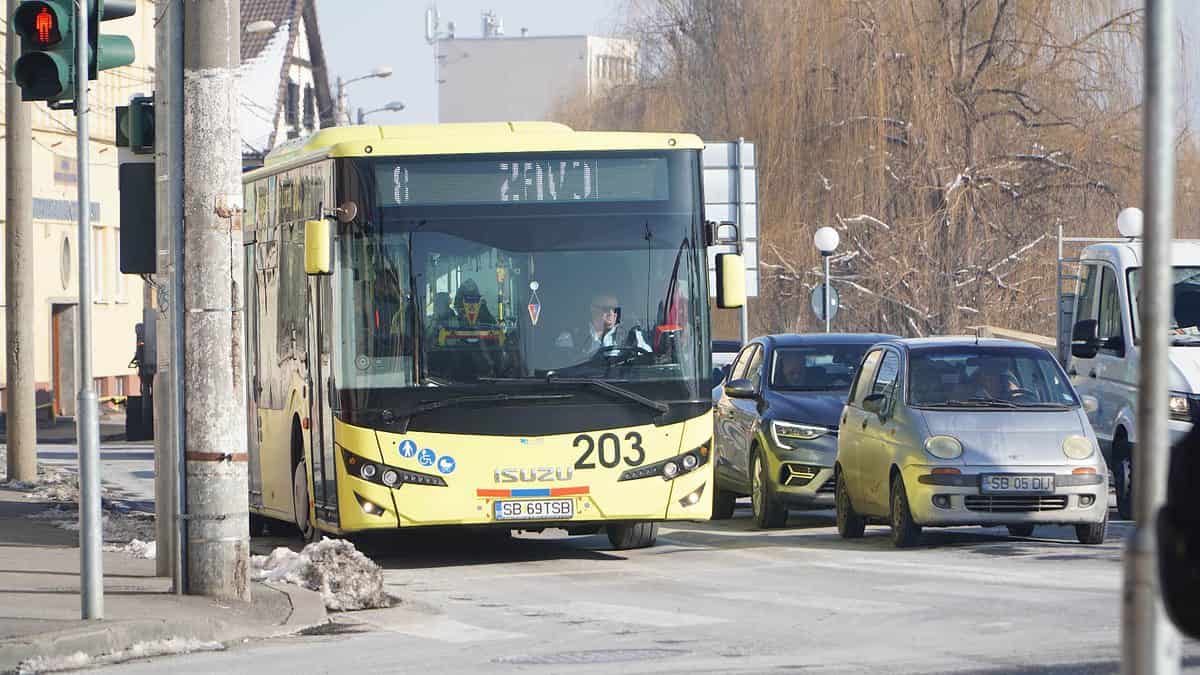 reacția tursib după ce mai mulți pasageri s-au plâns de frigul din autobuze - „pierderile de căldură la fiecare deschidere a uşilor sunt foarte mari”