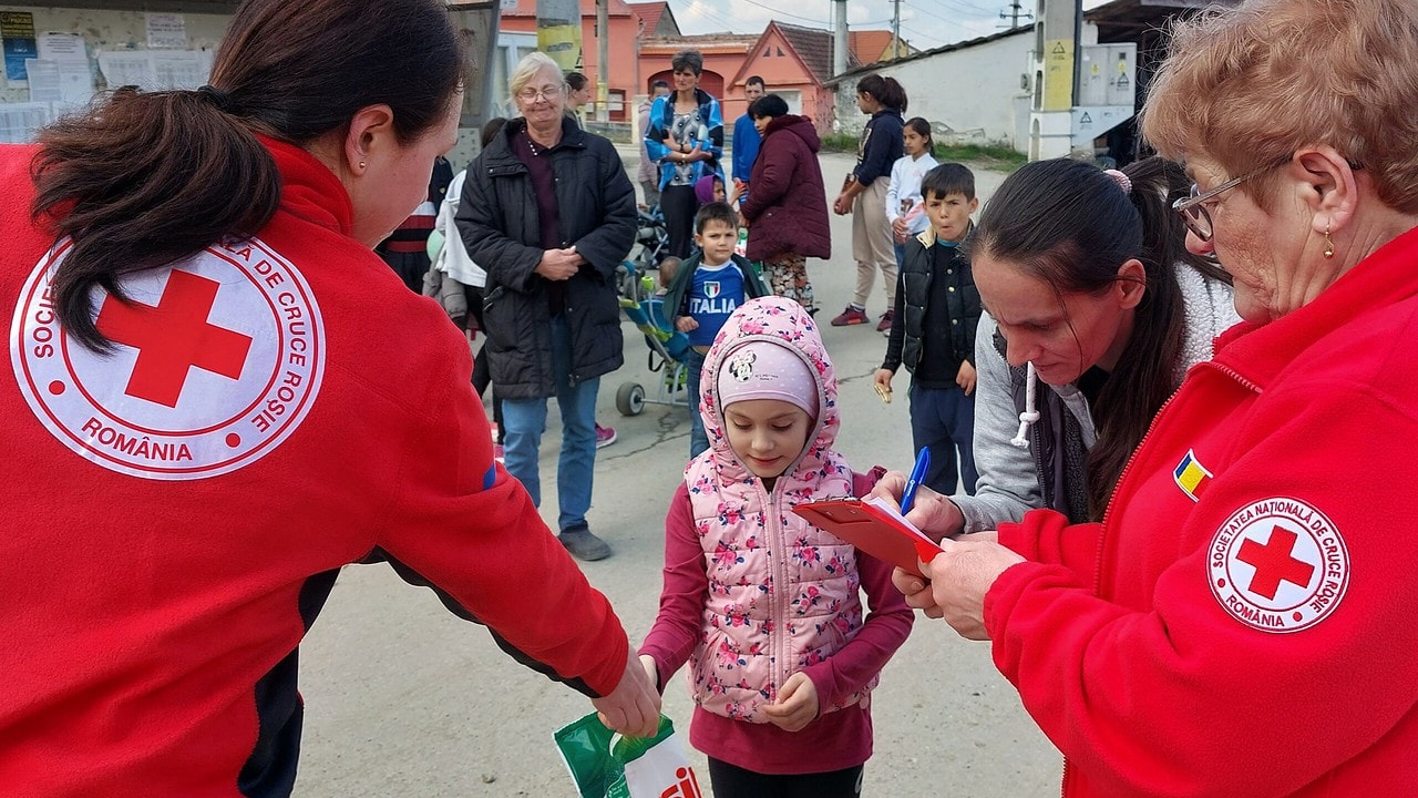 Crucea Roșie a distribuit produse de igienă la peste 130 de familii vulnerabile din Turnu Roșu, Sebeșu de Jos și Sibiu