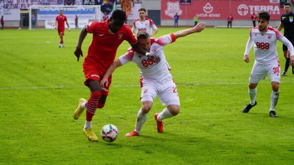 foto șelimbăr pierde cu dinamo, la primul meci pe noua arenă din sibiu - arbitraj potrivnic pentru echipa lui claudiu niculescu