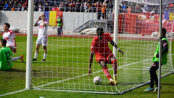 foto șelimbăr pierde cu dinamo, la primul meci pe noua arenă din sibiu - arbitraj potrivnic pentru echipa lui claudiu niculescu