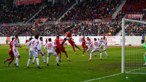 foto șelimbăr pierde cu dinamo, la primul meci pe noua arenă din sibiu - arbitraj potrivnic pentru echipa lui claudiu niculescu