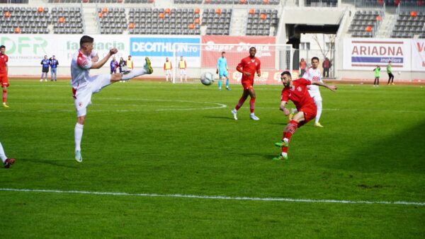 foto șelimbăr pierde cu dinamo, la primul meci pe noua arenă din sibiu - arbitraj potrivnic pentru echipa lui claudiu niculescu