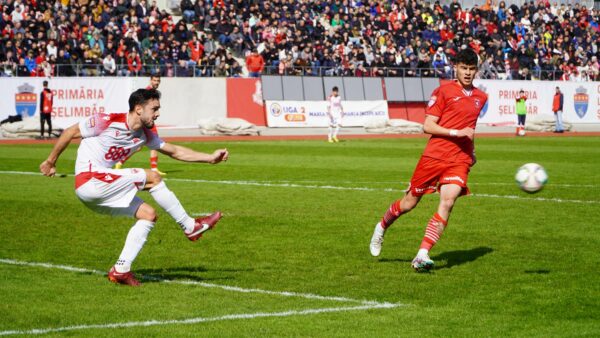 foto șelimbăr pierde cu dinamo, la primul meci pe noua arenă din sibiu - arbitraj potrivnic pentru echipa lui claudiu niculescu