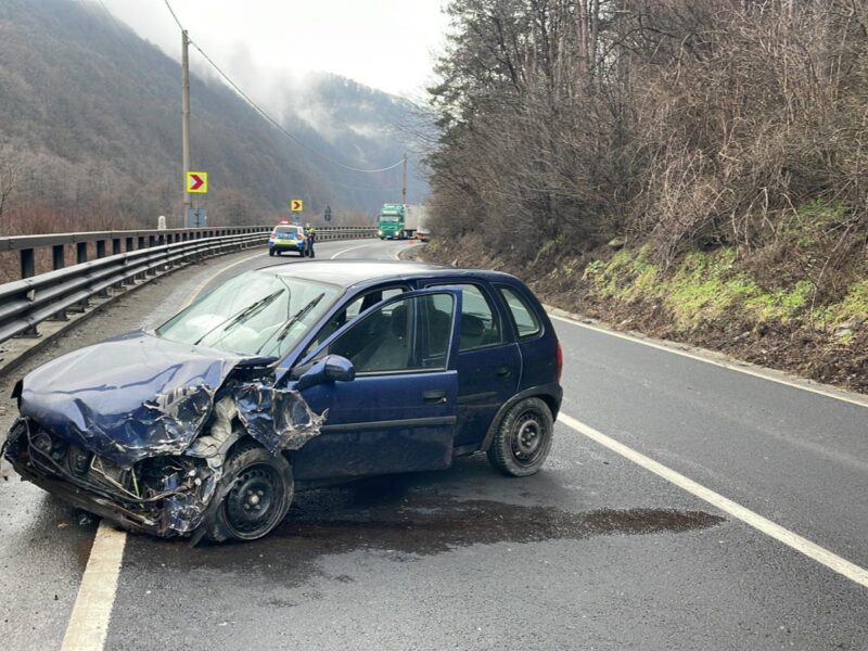 Accident pe DN7 în Lazaret - O mașină s-a izbit de un TIR