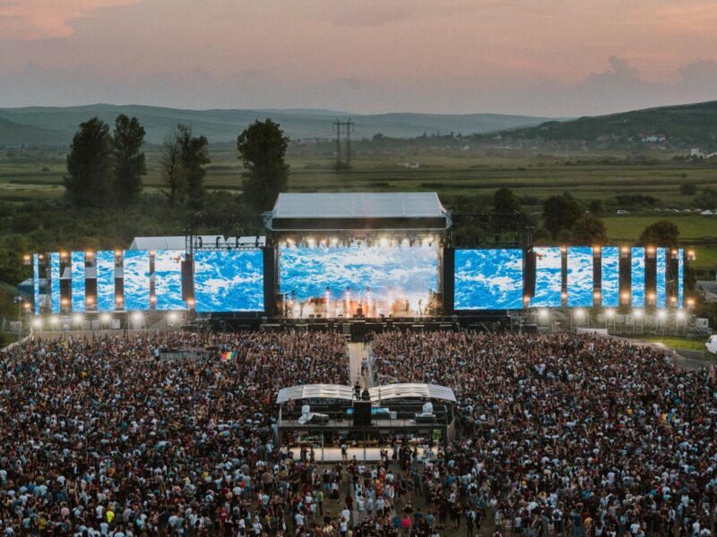 electric castle a anunțat artiștii ediției din 2023 - cap de afiș, macklemore, the chemical brothers, iggy pop și george ezra