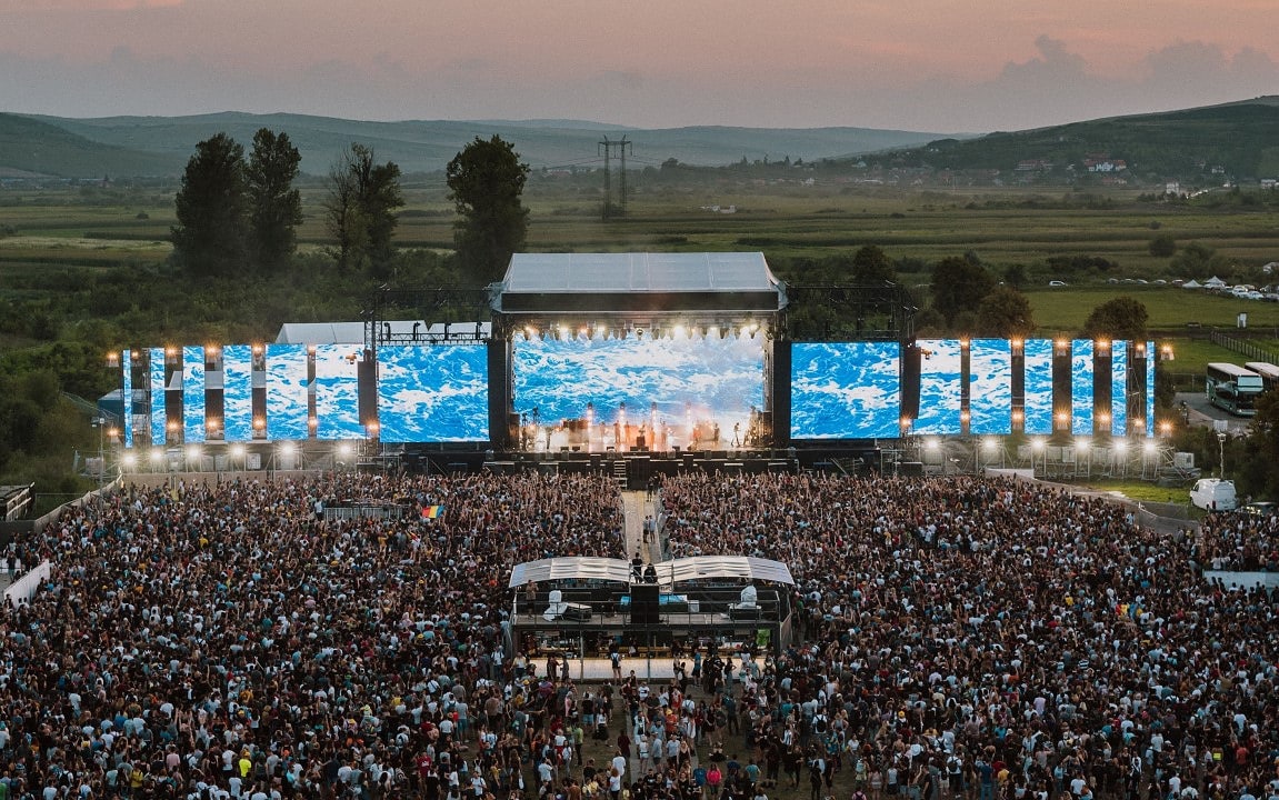 electric castle a anunțat artiștii ediției din 2023 - cap de afiș, macklemore, the chemical brothers, iggy pop și george ezra