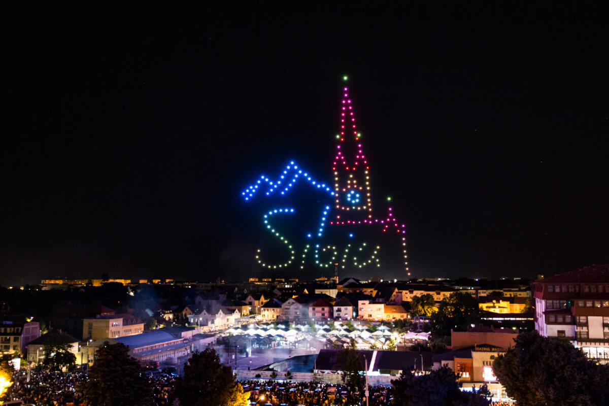 spectacol cu drone și lasere vineri la deschiderea festivalului internațional de teatru de la sibiu