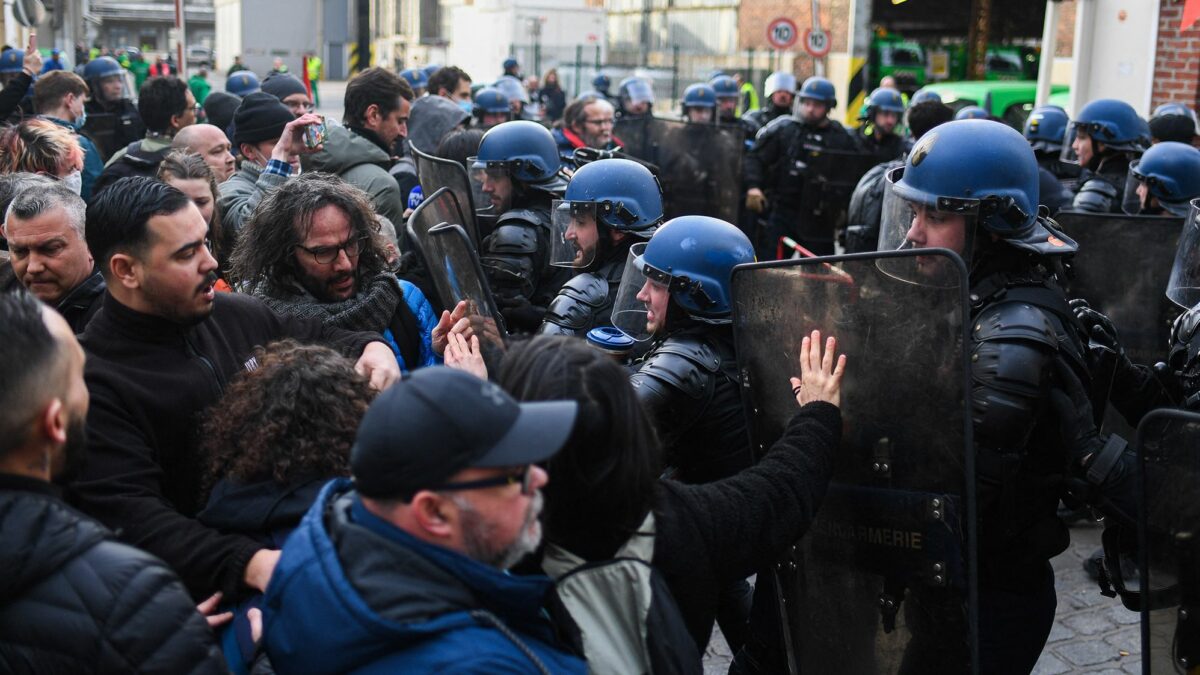 video protestele din franța au degenerat - sute de oameni arestați și peste 400 de politiști răniți