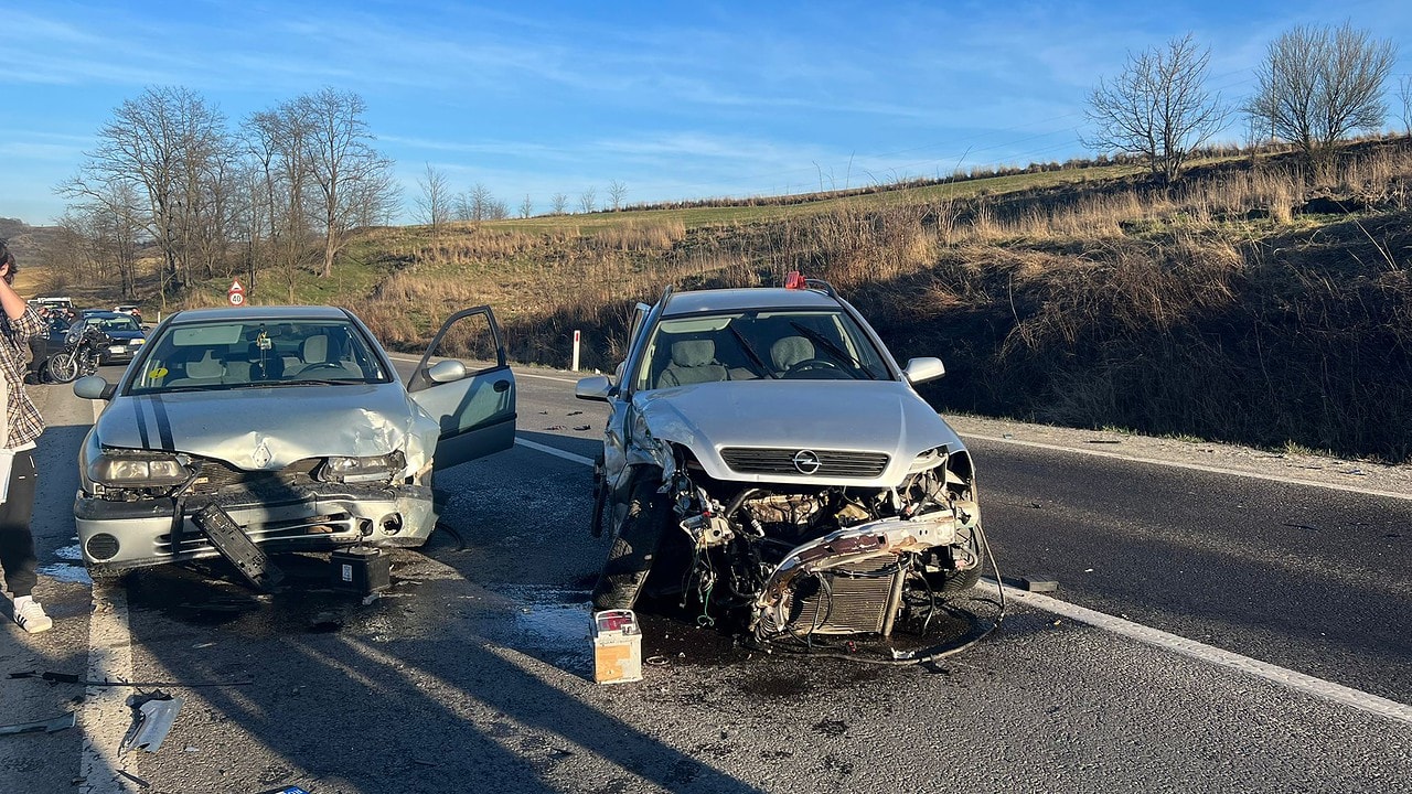 FOTO Accident rutier pe DN14 la Târnava - Trei mașini s-au ciocnit - O persoană dusă la spital