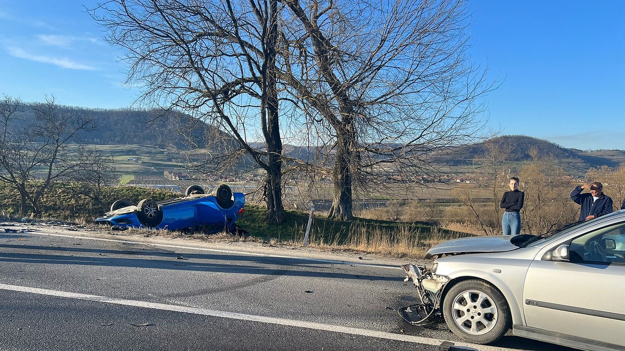 FOTO Accident rutier pe DN14 la Târnava - Trei mașini s-au ciocnit - O persoană dusă la spital