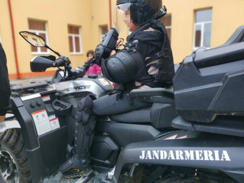 O altfel de ”școala altfel” pentru 100 de copii din județul Sibiu - Au mers cu ATV-urile jandarmeriei și s-a distrat alături de câinele TUL