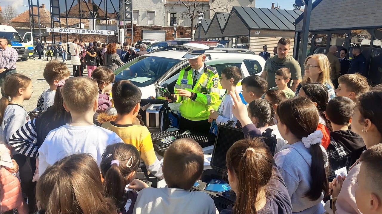 FOTO VIDEO Piața Habermann, plină de copii de Ziua Poliției Române - Mascații și laboratorul criminalistic, principalele atracții